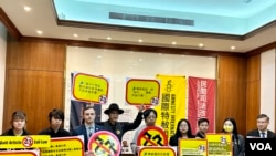 台灣的華人民主書院、台灣香港協會、香港邊城青年、台灣民間司法改革基金會、台台灣人權促進會、國際特赦組織台灣分會和自由之家等團體代表與在台港人，3月21日聯合召開記者會，譴責港府的23條立法。(美國之音特約記者李賢）