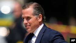 ARCHIVO - El hijo del presidente Joe Biden, Hunter Biden, sale después de una comparecencia ante el tribunal, el 26 de julio de 2023, en Wilmington, Delaware, EEUU.