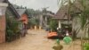 Petugas berusaha mengevakuasi warga yang terjebak banjir dengan perahu karet di Kabupaten Lahat, Sumatera Selatan, Kamis (9/3). (courtesy: BNPB) 