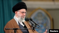 Pemimpin Tertinggi Iran Ayatollah Ali Khamenei berbicara di Teheran, Iran, 18 April 2023. (Kantor Pemimpin Tertinggi Iran/WANA via Reuters)