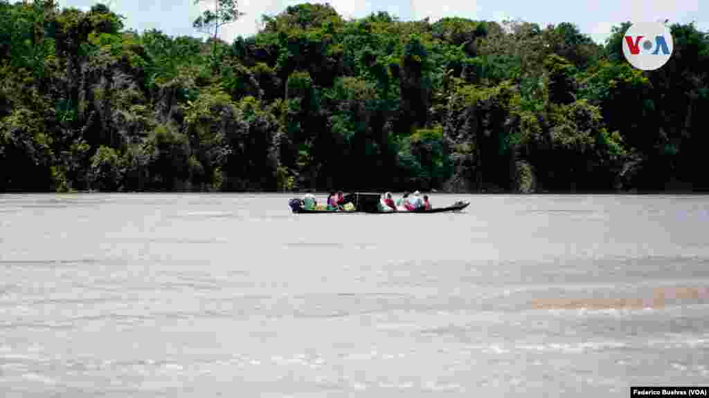 Esta región la recorren varios ríos –el Orinoco, el Atabapo, el Inírida y el Guaviare- formando una estrella fluvial. Durante el recorrido hacia los cerros es posible el avistamiento de delfines rosados y grises. 