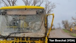 No lejos de la línea del frente, el pueblo de Torske quedó destruido y lleno de automóviles, ropa y artículos personales de los combatientes rusos después de que Ucrania retomó el área, fotografiado el 6 de abril de 2023 en Torske, Ucrania. [Foto: Yan Boechat, VOA]