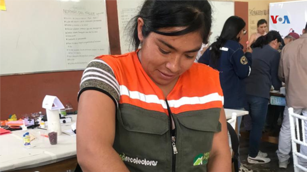 Una ecorrecolectora en un taller de capacitación. [Foto cortesía de la Asociación de Ecorrecolectoras de Bolivia]