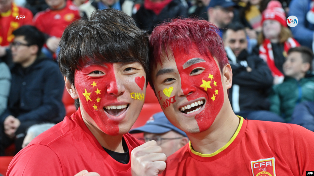 Minutos antes del inicio del partido entre China e Inglaterra, que se jugó en el Estadio Hindmarsh en Adelaida el 1 de agosto de 2023, fanáticos de China animan a su equipo en las gradas.