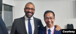 영국 의회 내 ‘북한 문제에 관한 초당파 의원 모임(APPG-NK)’의 티머시 조 사무국장이 10월 1일 영국 보수당 연례 전당대회에서 제임스 클레벌리 외무부 장관을 만나 중국의 탈북민 강제북송 문제에 대해 설명했다. 사진제공: 티머시 조 국장
