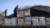 Маж истоварува хуманитарна помош од камиони кои влегуваат во Газа од Египет преку граничниот премин Рафах, 21 октомври 2023 година