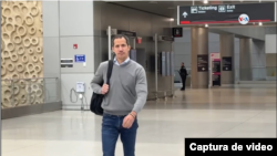 El líder opositor venezolano Juan Guaidó llega al Aeropuerto Internacional de Miami, Florida, EEUU, el 25 de abril de 2023. 