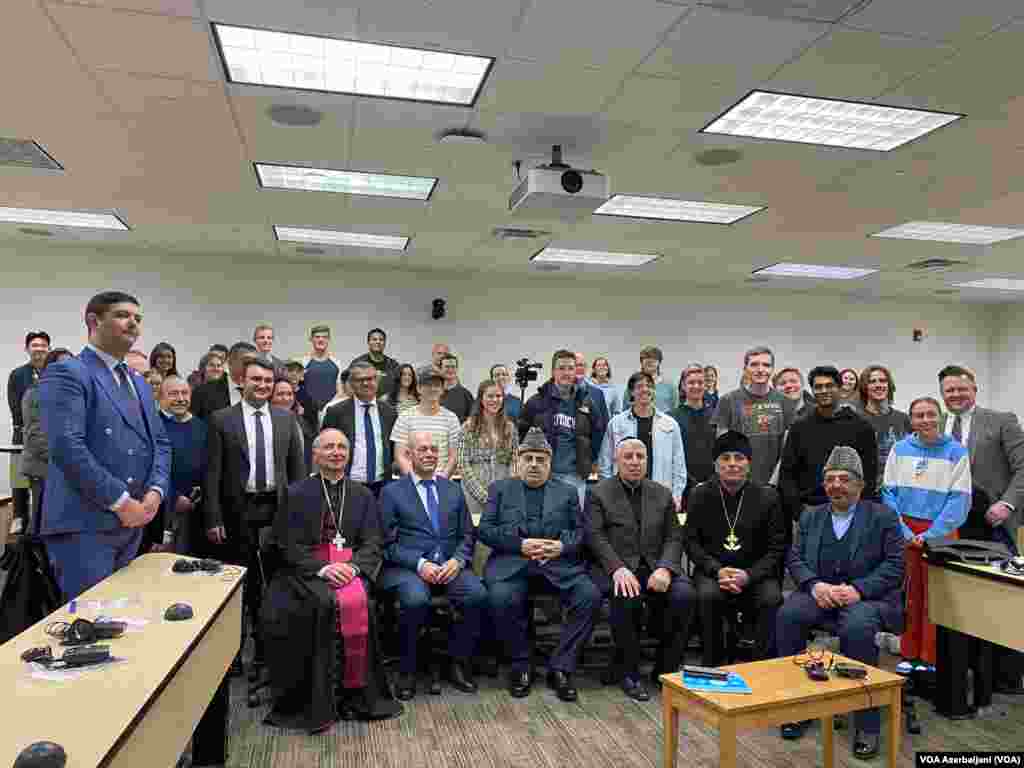 Yuta ştatının Brigham Young Universitetində dinlərarası dialoq mövzusunda müzakirələrdən sonra Azərbaycan nümayəndə heyətinin üzvləri və universitet tələbələri birgə foto çəkdirib, 2 mart, 2023.