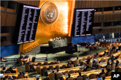 Los monitores de video muestran el voto de los países miembros de la ONU en la Asamblea General de las Naciones Unidas a favor de una resolución que condena el referéndum ilegal de Rusia en Ucrania, el 12 de octubre de 2022 en la sede de la ONU. (Bebeto Matthews/AP)