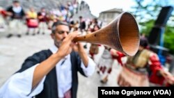 Ечеа зурлите и тапаните на дебарските Мајовци