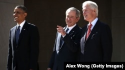 ARCHIVO - (De izq a der) Los expresidentes Barack Obama, George W. Bush y Bill Clinton asisten a la ceremonia de apertura del Centro Presidencial George W. Bush el 25 de abril de 2013 en Dallas, Texas.