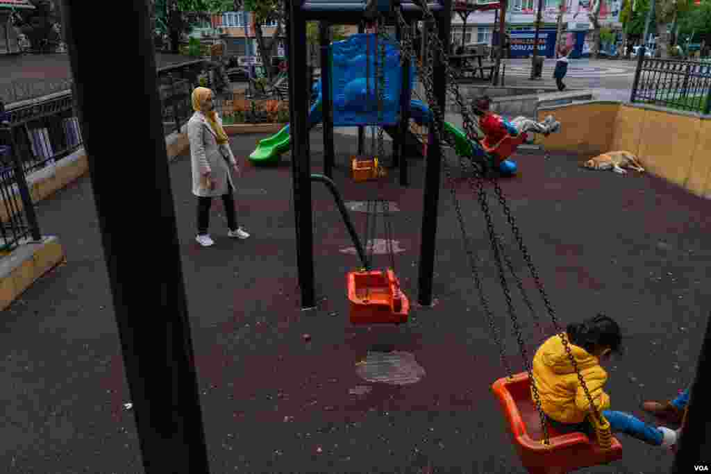 Children play in a park in the Fatih neighborhood in Istanbul, a traditional area for Syrian refugees in Turkey's biggest city, May 9, 2023. (Yan Boechat/VOA)