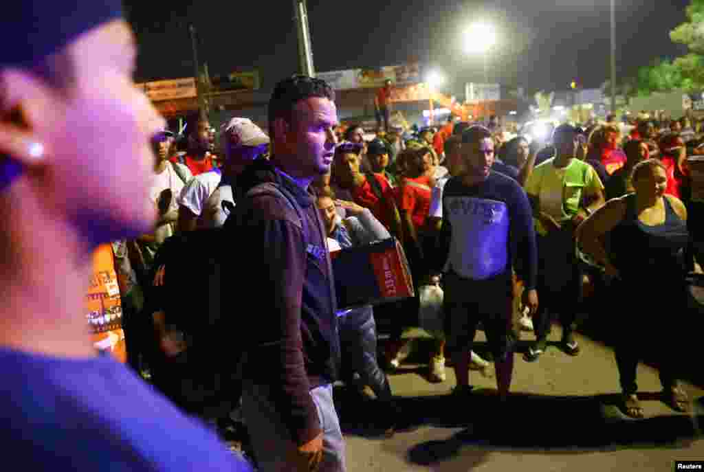Medios locales fueron los que dieron a conocer la situación e informaron que se trató de un rumor que llevó a migrantes de diferentes nacionalidades hasta el paso fronterizo. 