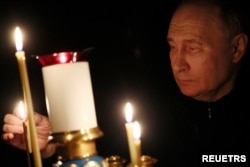 რუსეთის დიქტატორი "კროკუს ჰილში" მოკლულთა სულებისთვის ლოცულობს