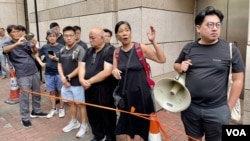 社民連4名成員（右起）余煒彬、陳寶瑩、曾健成、黃浩銘，還有未到場的周嘉發，原計劃5月30日早上在西九龍裁判法院外請願，被大批警員攔截告吹，他們5人後來被警方以”在公眾地方行為不檢”拘捕。(美國之音照片)