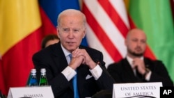 លោកប្រធានាធិបតី Joe Biden ថ្លែងក្នុងអំឡុងពេលជួបជាមួយមេដឹកនាំនៃក្រុមប្រទេស Bucharest Nine កាលពីថ្ងៃពុធ ទី២២ ខែកុម្ភៈ ឆ្នាំ២០២៣ នៅក្នុងទីក្រុងវ៉ាសូវីនៃប្រទេសប៉ូឡូញ។