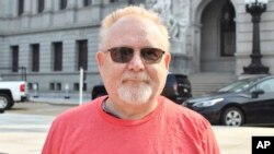 លោក Gary Rush ថតរូបនៅខាងក្រៅ Pennsylvania ក្នុងទីក្រុង Harrisburg រដ្ឋ Pennsylvania កាលពីថ្ងៃទី០៧ មិថុនា ឆ្នាំ២០២៣។