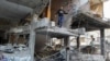 Des Palestiniens quittent une maison touchée par une frappe israélienne, à Rafah, le 9 mai 2024.