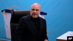 İran parlamentinin sərt xətt tərəfdarı spikeri Məhəmməd Bağer Qalibaf Tehranda Daxili İşlər Nazirliyində İranda iyunun 28-də keçiriləcək prezident seçkilərində namizəd kimi qeydiyyatdan keçir, 3 iyun 2024.
