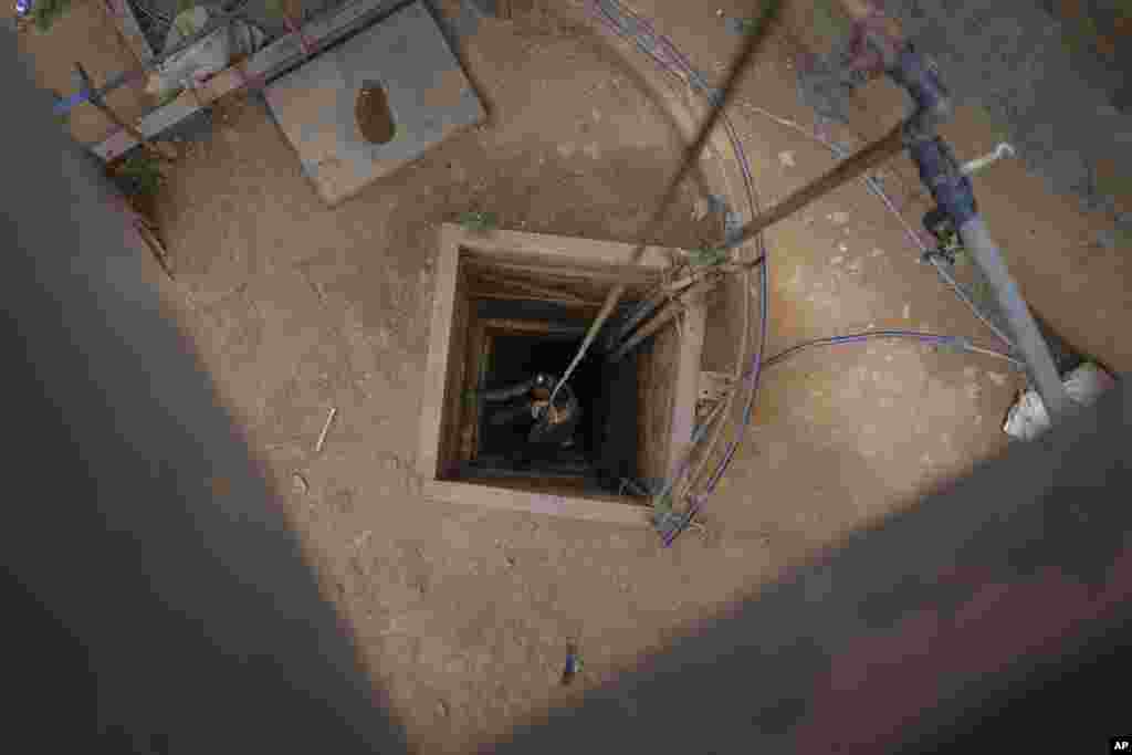 Un trabajador desciende en una mina de oro por un pozo de unos 60 metros (200 pies) en El Callao, estado Bolívar, en Venezuela, el viernes 28 de abril de 2023. 