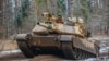 FILE - Tentara AS mengoperasikan tank M1A1 Abrams selama latihan di Bemowo Piskie, Polandia, 25 November 2022.