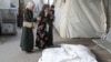 Los dolientes reaccionan junto a los cuerpos de palestinos muertos en un ataque israelí, en medio del actual conflicto entre Israel y el grupo islamista palestino Hamás, en el hospital Abu Yousef al-Najjar en Rafah, en el sur de la Franja de Gaza, el 5 de mayo de 2024.