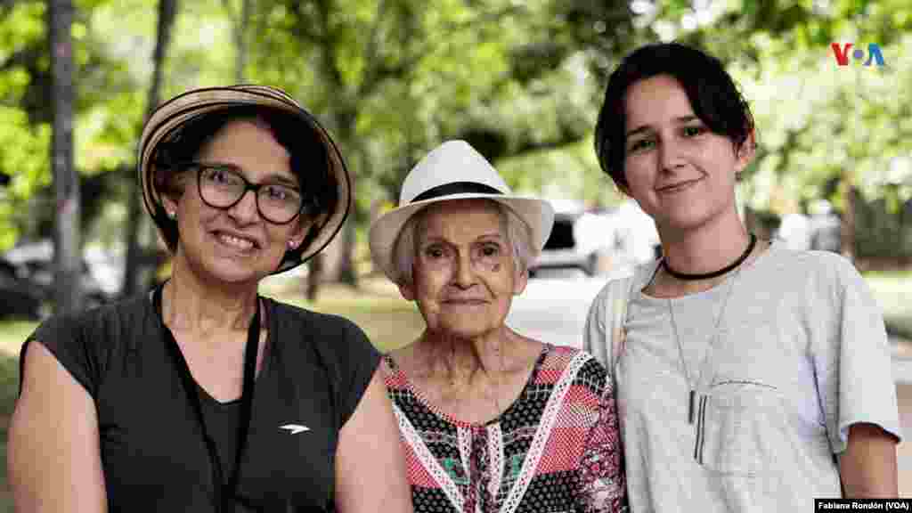 Claudia Veloso, de 20 años de edad, estudia Psicología y acudió a votar por primera vez. “Estoy emocionada y a la expectativa de ver qué pasa. Yo espero que funcione y me emociona que haya mucha gente acá, mi generación también está pendiente de la situación y eso es muy chévere”. Foto: Fabiana Rondón, VOA.