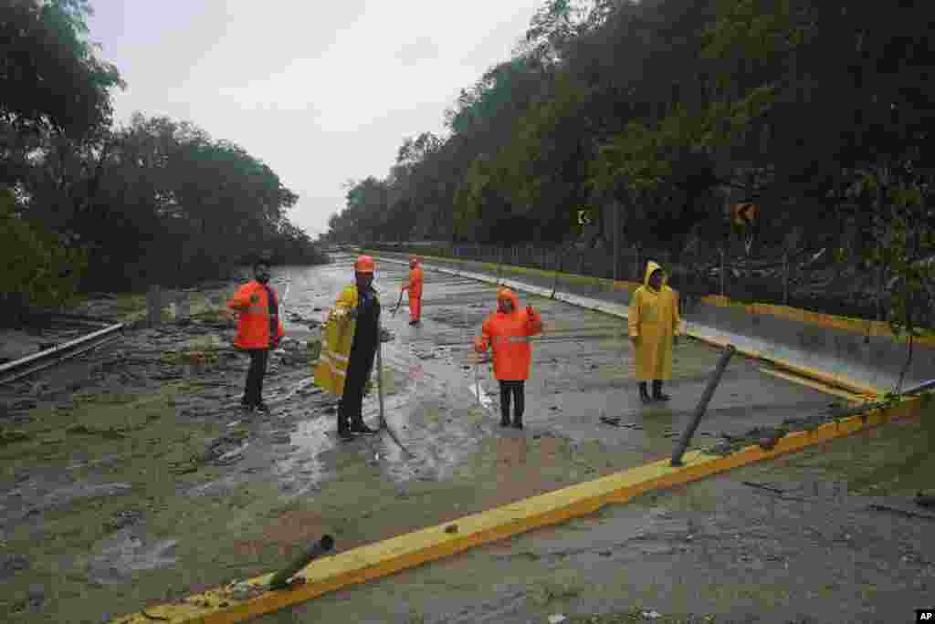Aunque miles de militares estaban desplegados en la zona, carecían de herramientas suficientes para limpiar las toneladas de barro y los árboles caídos en las calles. 