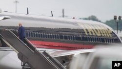 Ish presidenti Donald Trump duke u ngjitur në avionin e tij në aerportin Newark Liberty International Airport, në Neuark, Nju Xhersi, 3 gusht, 2023.