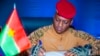 Le capitaine Ibrahim Traoré signant la charte prolongeant la transition de cinq ans.