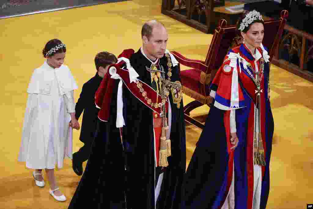 ព្រះអង្គម្ចាស់ William ព្រះមហេសី Kate ព្រះបុត្រី Charlotte និងព្រះបុត្រា Louis យាងចេញពីព្រះរាជពិធីឡើងគ្រងរាជ្យសម្បត្តិព្រះមហាក្សត្រ Charles ទី៣ នៅព្រះវិហារ Westminster Abbey ក្នុងក្រុងឡុងដ៍ ថ្ងៃសៅរ៍ ទី៦ ខែឧសភា ឆ្នាំ២០២៣។