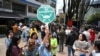 La gente permanece en las calles tras un sismo en Bogotá, el 17 de agosto de 2023. (Foto de Raúl ARBOLEDA / AFP)