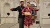 Los maestros de danzón, Manuel Cuéllar y Paulet Chavira, se preparan para empezar las clases de danzón en la biblioteca del Congreso, el jueves 28 de septiembre. [Foto: Mitzi Macias, VOA].