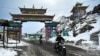 Pengendara sepeda motor menyeberang ke jalur Sela Himalaya yang sarat salju di Tawang di negara bagian Arunachal Pradesh, timur laut India, 5 April 2023.