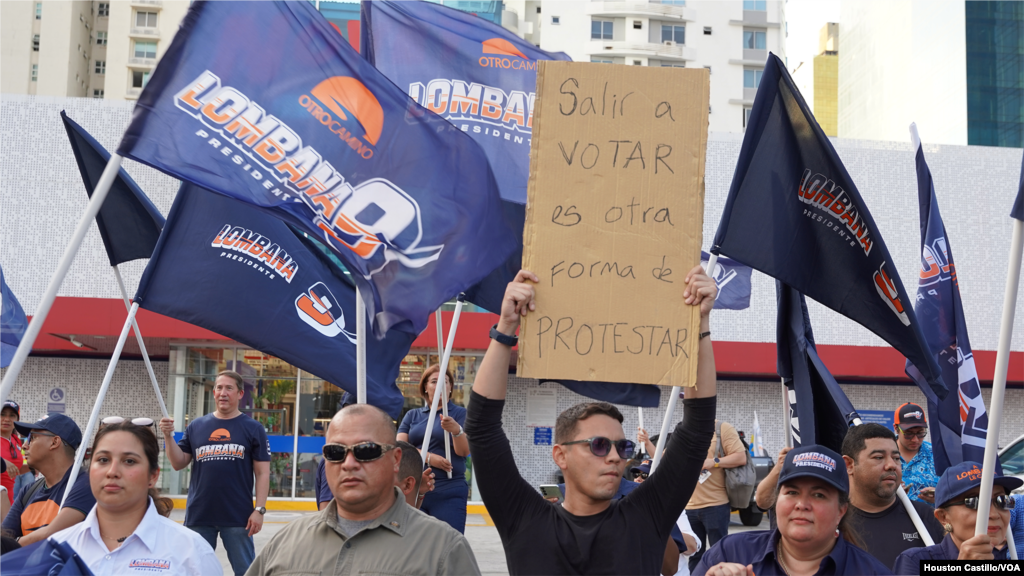 Algunos jóvenes salieron a las calles haciendo un llamado al voto. "Salir a votar es otra forma de protestar", dijeron.