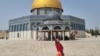 La colombiana Sara Arciniegas frente a la Cúpula de la Roca en Jerusalén. La científica nacida en Bogotá, vive hace cinco años en Israel y narra su experiencia durante el conflicto que aqueja la región.