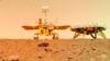 Robot penjelajah Mars China Zhurong terlihat di dekat platform pendaratannya, dalam gambar yang diambil dengan kamera jarak jauh, 11 Juni 2021. (Foto: CNSA via AP)