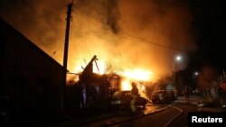 Vatrogasci se bore sa požarom nakon što je protivvazdušna odbrana oborila navodno ukrajinski dron, u Kursku, Rusija, 4. aprila 2024.