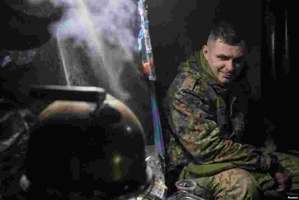 Una tetera con agua hirviendo capta la atención de un soldado ucraniano en su refugio. "Si no tenemos una sola bala, los mataremos con palas", dijo Serhiy, comandante de la 59ª Brigada, activa en la ciudad oriental de Avdiivka, que habló con la condición de que sólo se utilizara su nombre de pila.