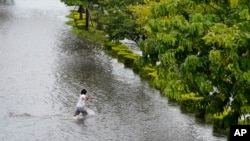 បុរសម្នាក់រត់កាត់​មហាវិថី Bayshore ដែល​ត្រូវបាន​ជន់លិច​ដោយសារ​ព្យុះ​ដែល​ទាក់ទង​នឹង​ព្យុះ ព្យុះសង្ឃរា Idalia នៅ​ថ្ងៃទី៣០ ខែសីហា ឆ្នាំ២០២៣ នៅ​ទីក្រុង Tampa រដ្ឋ Florida។ ព្យុះសង្ឃរា Idalia បាន​ធ្វើឱ្យ​បាក់​ដី​កាល​ពី​ព្រឹក​ថ្ងៃទី៣០ ខែសីហា ឆ្នាំ២០២៣ នៅ​តំបន់ Big Bend នៃ​រដ្ឋ Florida។