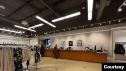 Consumers shop at a Banana Republic store in Woodbridge, Virginia, Sept. 16, 2023. (Photo: Diaa Bekheet)