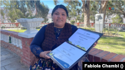 Yessica Yana muestra el certificado de reconocimiento como “Líder de la Ruralidad de las Américas”.
