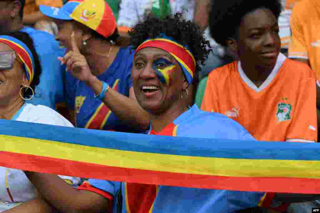 Une supportrice portant les couleurs du drapeau de la République démocratique du Congo regarde avant la cérémonie d'ouverture de la Coupe d'Afrique des Nations (CAN) 2024 au stade olympique Alassane Ouattara à Ebimpe, Abidjan, le 13 janvier 2024.