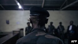 Un soldat du tribunal militaire de Goma, dans l'est de la République démocratique du Congo, à une audience au quatrième jour du procès contre six soldats accusés de crimes contre l'humanité et de violation des ordres, le 8 septembre 2023.