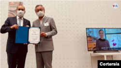 La artista Tatiana Apráez aparece a través de una pantalla durante un reconocimiento a su trabajo en el Museo Metropolitano de Arte de Tokio en Japón.
