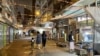 过百年历史的香港传统庙街夜市疫情后变得相当冷清 (美国之音汤惠芸)