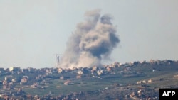 Esta imagen tomada desde Israel a lo largo de la frontera con el sur del Líbano muestra humo que se eleva sobre la aldea libanesa de Bint Jbeil durante un bombardeo israelí, el 28 de febrero de 2024.