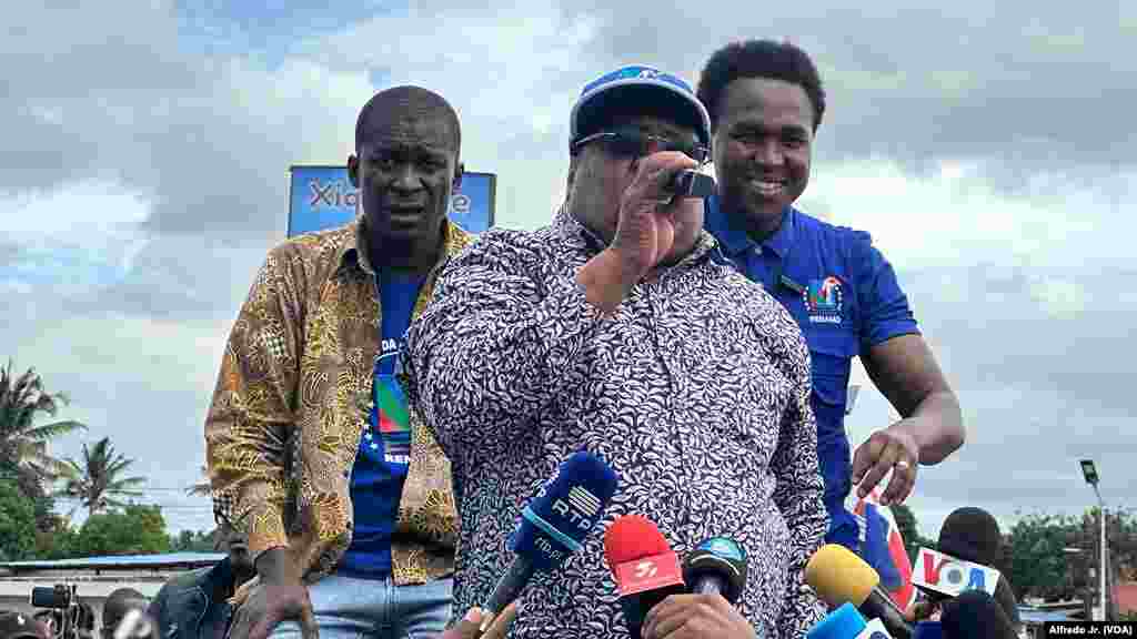 Líder da Renamo, Ossufo Momade, ladeado por Manuel Araújo (esq) e Venâncio Mondlane (dir) na manifestação para "repor" a verdade eleitoral.