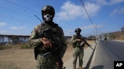 Archivo- Los infantes de marina hacen guardia afuera de la Penitenciaría del Litoral en medio de días de enfrentamientos mortales dentro de la prisión, desencadenados por el traslado de cientos de reclusos, en Guayaquil, Ecuador, el 4 de noviembre de 2022.