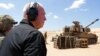 Menteri Pertahanan Israel Yoav Gallant berdiri bersama tentara di dekat howitzer artileri di sepanjang perbatasan dengan Jalur Gaza di Israel selatan dekat Rafah, 7 Mei 2024. (Foto: AFP)